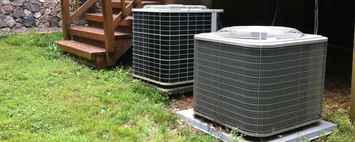Heat pump installation and service units outside a home in Fort Lauderdale, FL